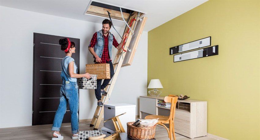 Loftet trappe med en luge: enkelhed, praktisk og tilgængelighed