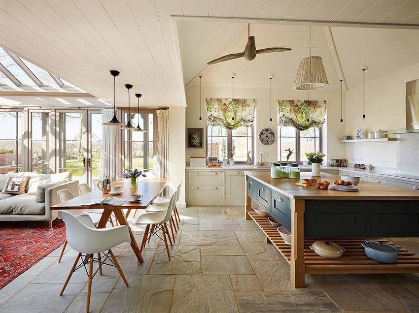 Design af køkkenet kombineret med stuen: et billede af moderne interiør