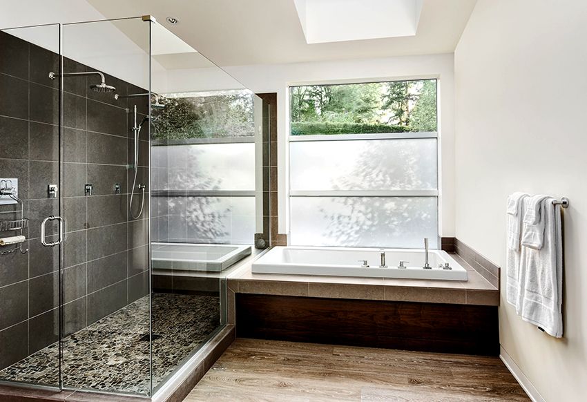 Badeværelse design med bad: Ikke-trivielle designvariationer