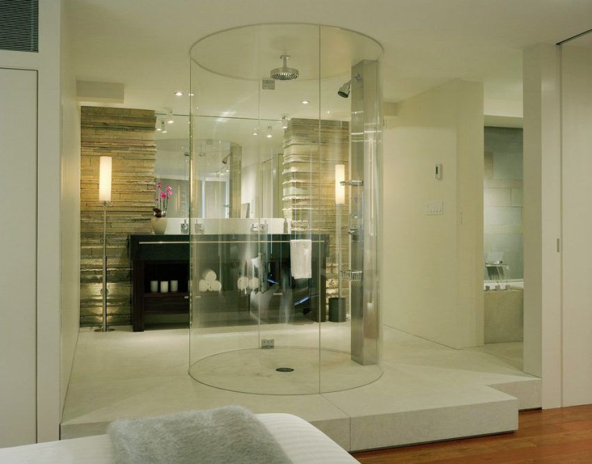 Brusekabine lavet af glas uden pande: En behagelig løsning til badeværelset