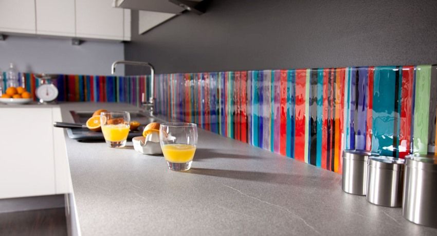 Forklæde til køkkenet i glas: hvordan man vælger og installerer panelet