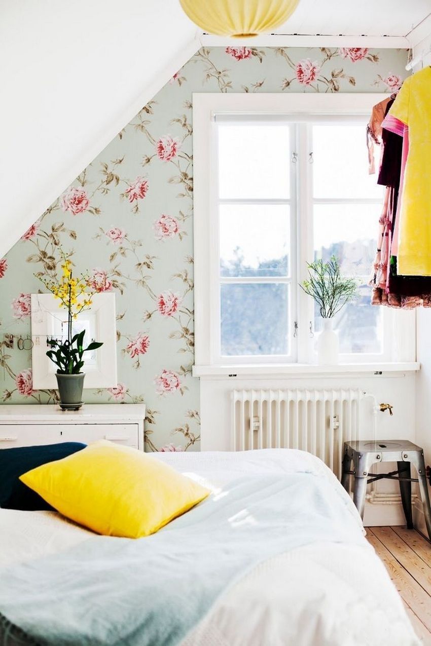 Billeder i moderne stil: soveværelse interiør med to typer af tapet og specifikationerne for dets oprettelse