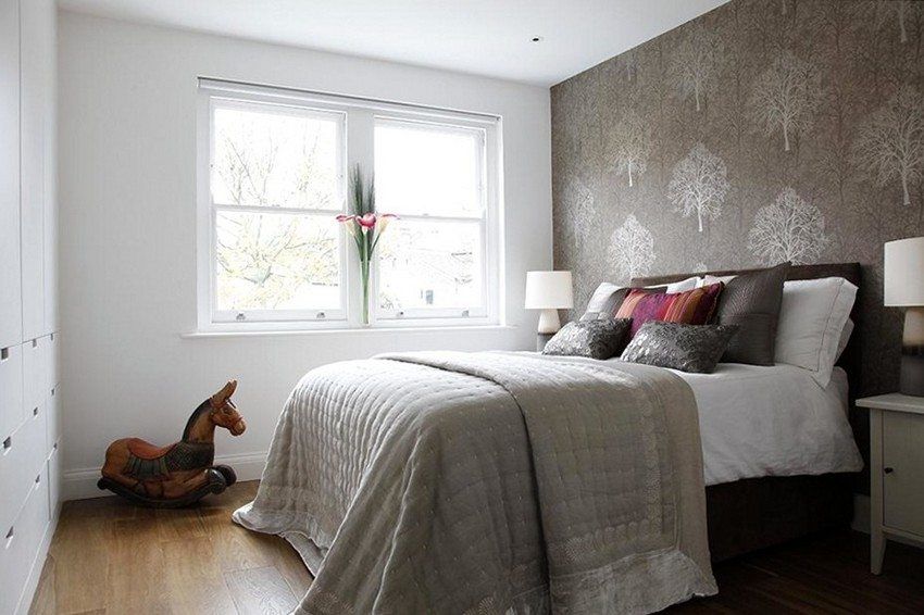 Billeder i moderne stil: soveværelse interiør med to typer af tapet og specifikationerne for dets oprettelse