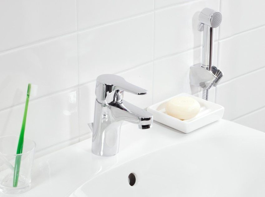 Hygiejnisk toiletbruser med mixer: et værdigt alternativ til bidet
