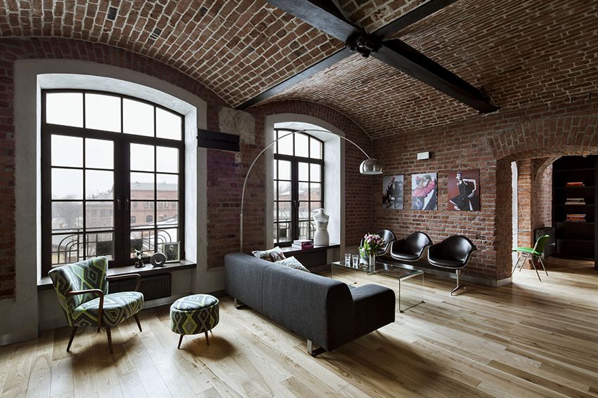 Loft-stue: et spektakulært, rummeligt værelse med minimal dekoration