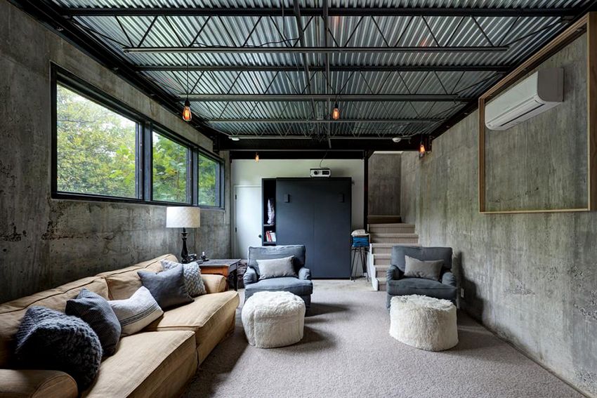 Loft-stue: et spektakulært, rummeligt værelse med minimal dekoration