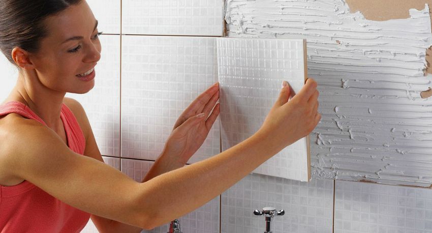 Sådan laver du en flise på badeværelset: alle faser og finesser, der vender mod overfladerne