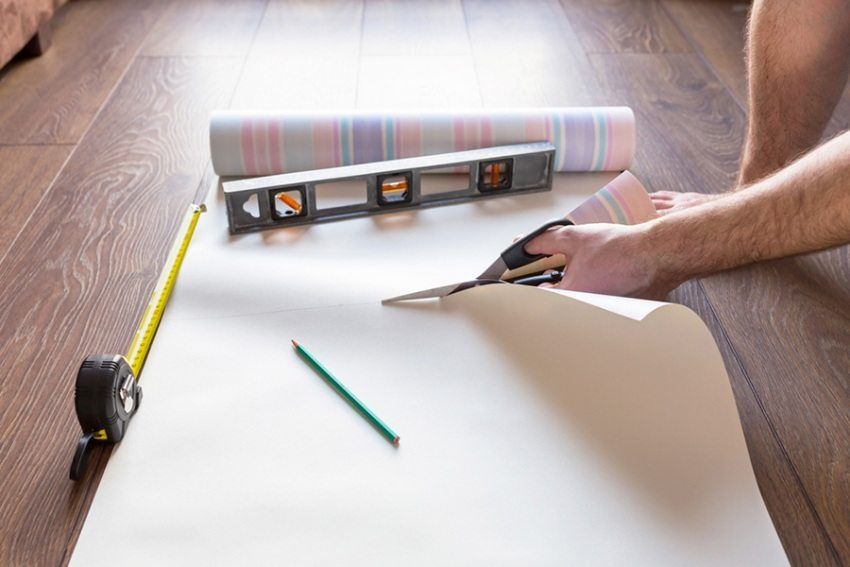 Hvordan lim vinyl tapet på papirbasis: nyttige tips til væg dekoration