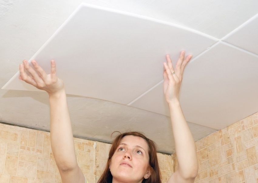 Sådan limning af loftet fliser: funktionerne ved at skabe et usædvanligt loft