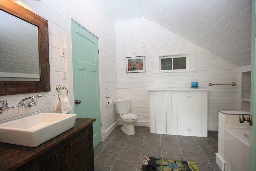Hvordan man vælger en smuk og praktisk dør til badeværelset og toilet