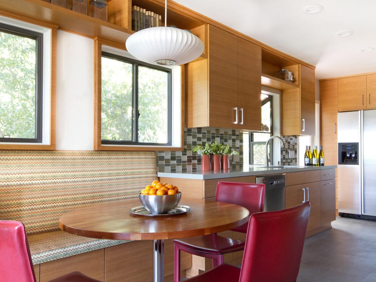 Rund bord i køkkenet: en klassisk accent i et moderne interiør