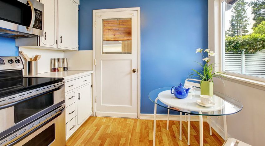 Lille køkkenbord til et lille køkken: effektiv pladsoptimering