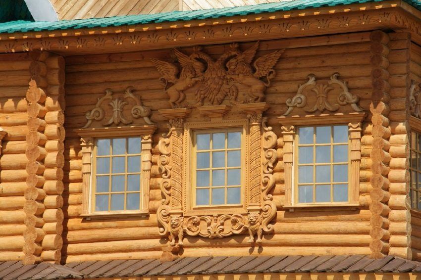 Platbands på vinduerne i et træhus: Yderligere dekoration af facaden