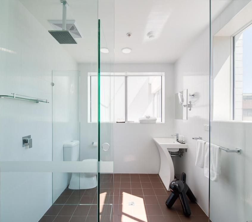 Strækloft på badeværelset, fotografier af færdige designløsninger