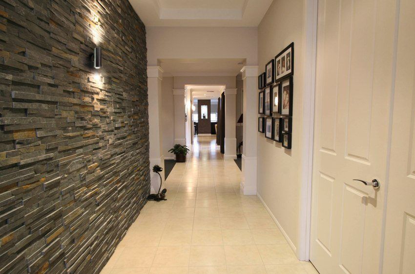 Dekorerer gangen med dekorative sten og tapet. Billeder af færdige værker