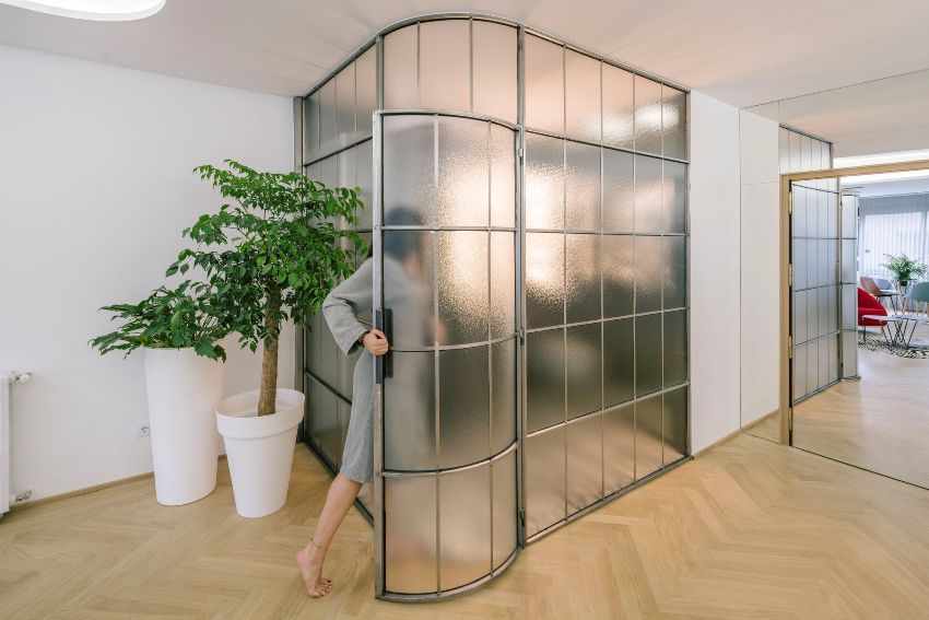 Glasafskærmning i det indre: elegance og lyshed i gennemsigtige strukturer