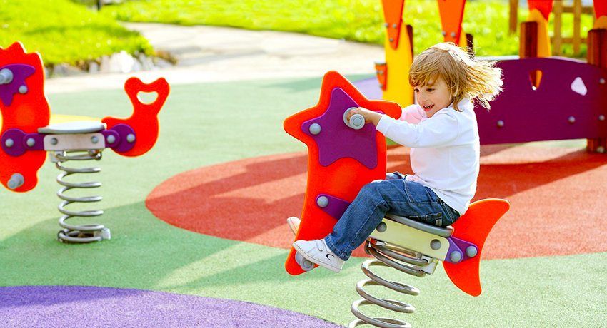Dækning for legepladser i landet: sikkert leg i frisk luft