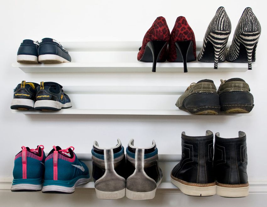 Hylder til sko i gangen: En vigtig detalje af interiøret for et behageligt liv