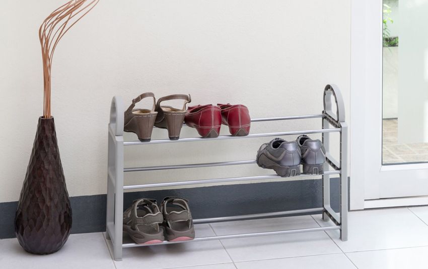 Hylder til sko i gangen: En vigtig detalje af interiøret for et behageligt liv
