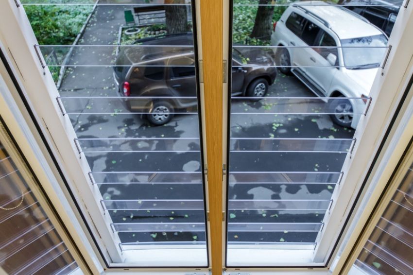 Gennemsigtig grill på vinduerne og deres funktionelle fordele