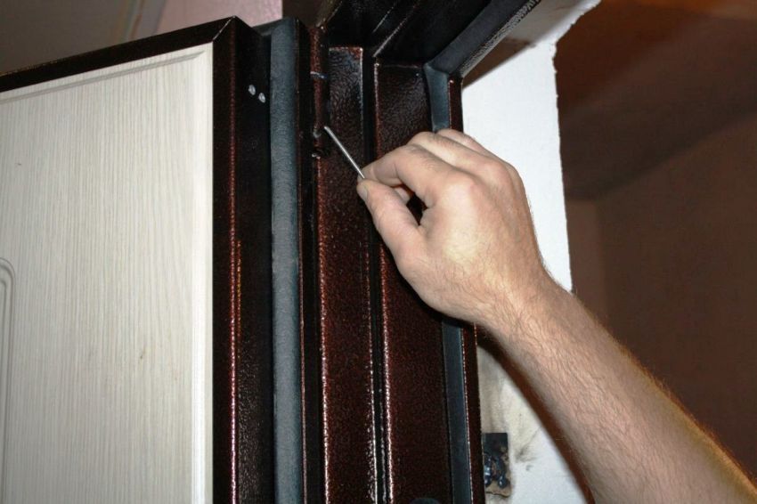 Reparation metal indgangsdøre: hvordan man laver lærredet