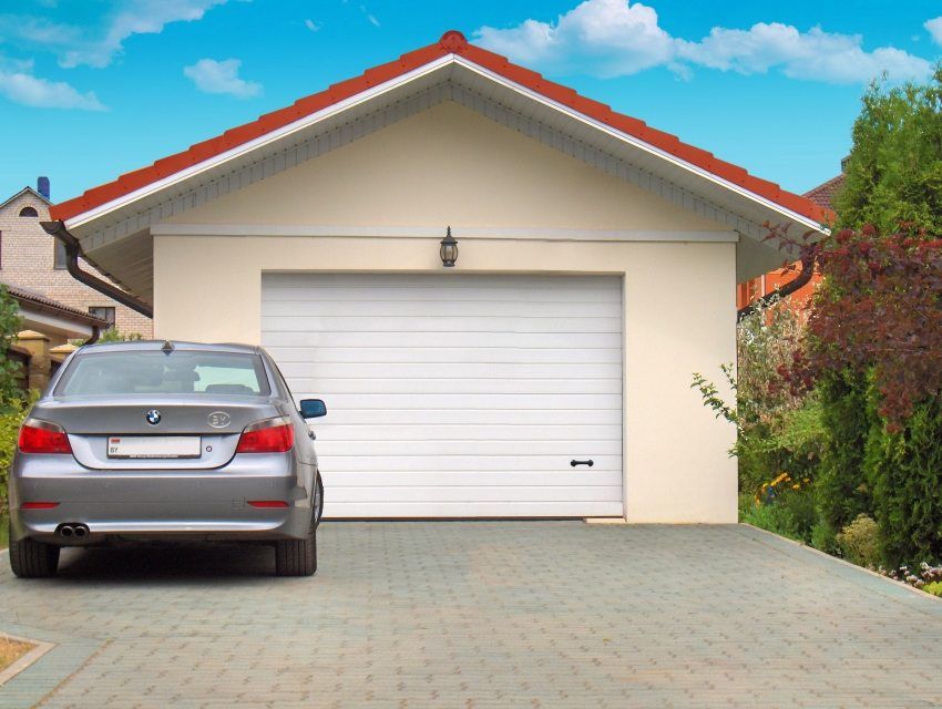 Sektionsdøre til garagen: Størrelsen og prisen på praktiske designs