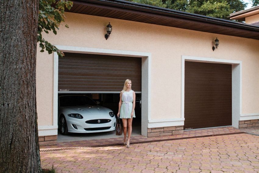 Sektionsdøre til garagen: Størrelsen og prisen på praktiske designs