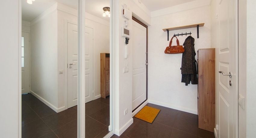 Glidende garderobe i gangen: Billeder af forskellige designvarianter