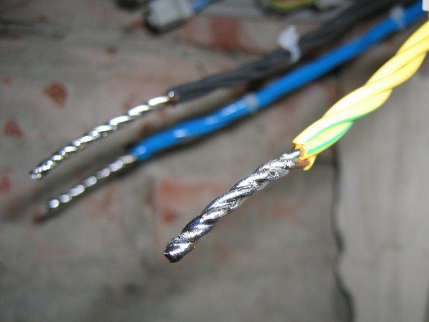 Trådforbindelse i en forbindelseskasse til ledninger
