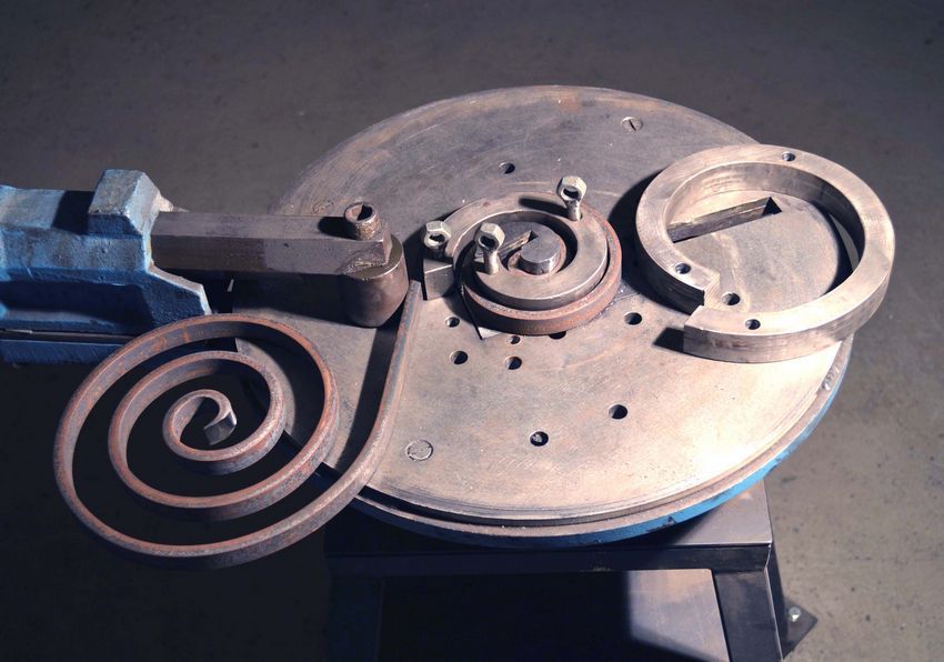 Kold smedemaskiner: hvordan man opretter kunstneriske elementer fra metal