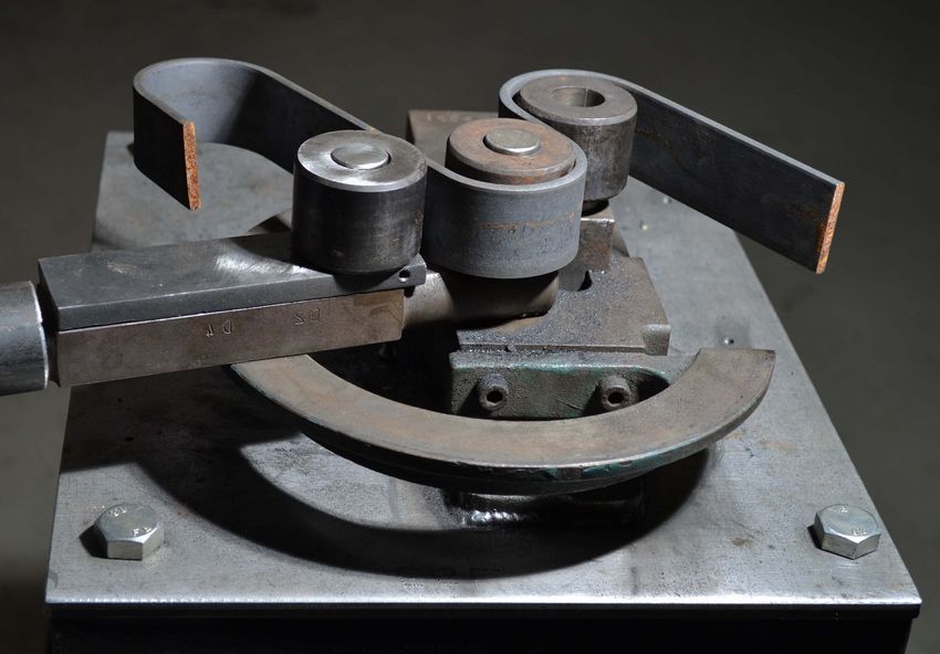 Kold smedemaskiner: hvordan man opretter kunstneriske elementer fra metal
