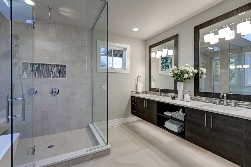 Glas brusebad skærm: Smukt og funktionelt badeværelse design