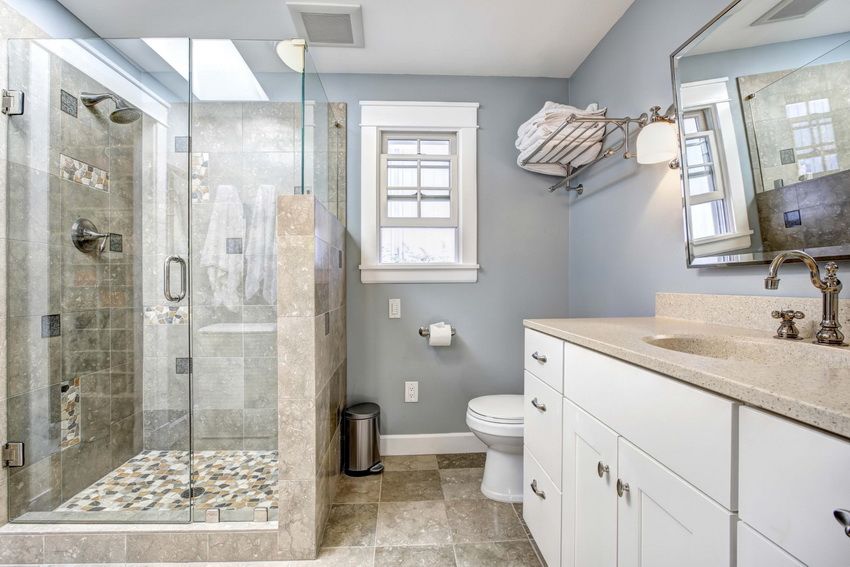 Glas brusebad skærm: Smukt og funktionelt badeværelse design