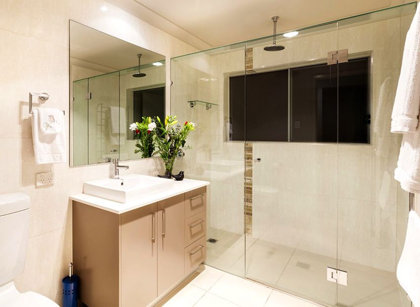 Glasdøre til et brusebad: et løfte om hygge, komfort og skønhed