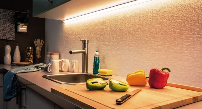 LED belysning til køkkenet under skabene: Valg af valg og installation