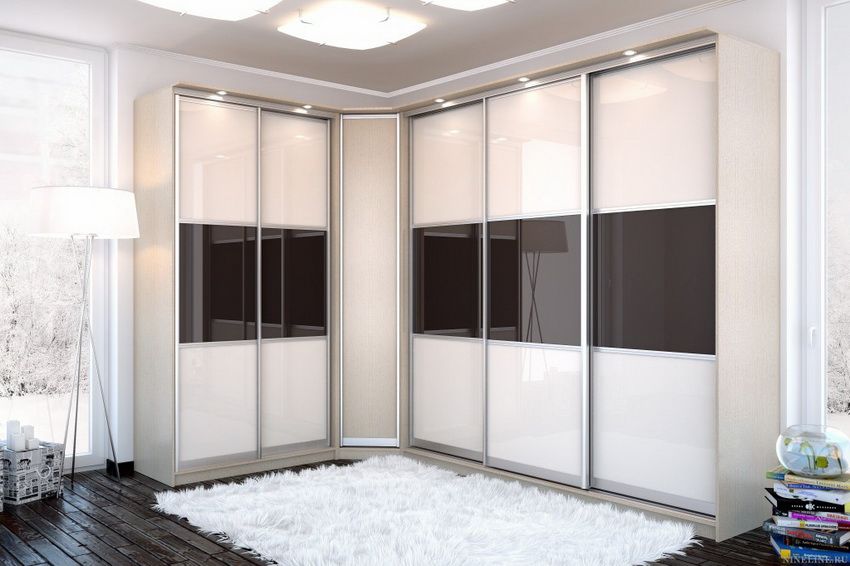 Hjørne garderobe i soveværelset: Et rummeligt og multifunktionelt rumelement