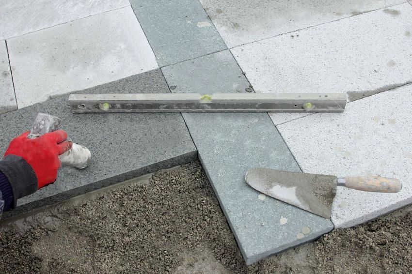 Lægning af belægningsplader på en betonbase: teori og praktisk rådgivning