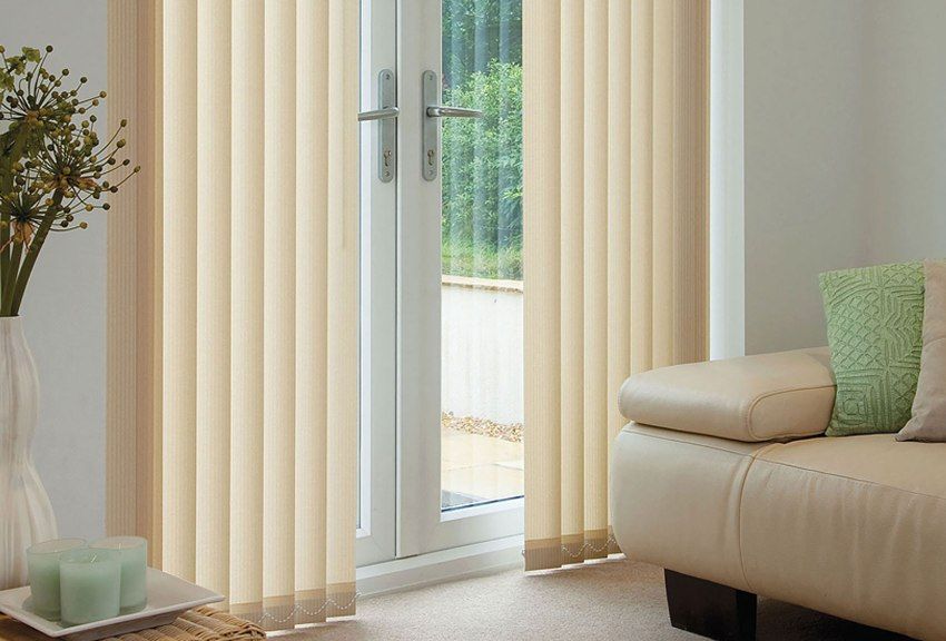 Vertikale persienner på vinduerne: pålidelig og holdbar solbeskyttelse