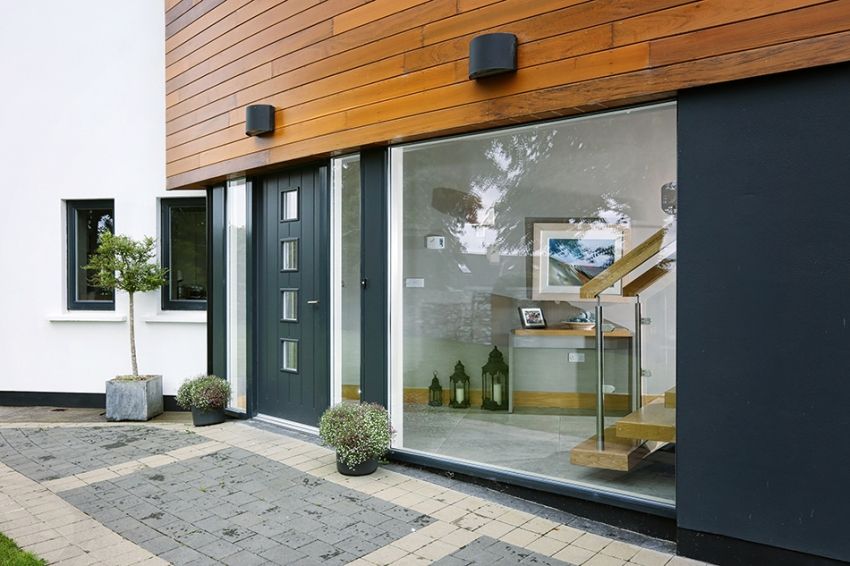 Indgangsdør med glas til privat hus: gode designeksempler