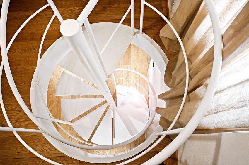 Spiraltrappe til anden sal i et privat hus: fotos, priser på design