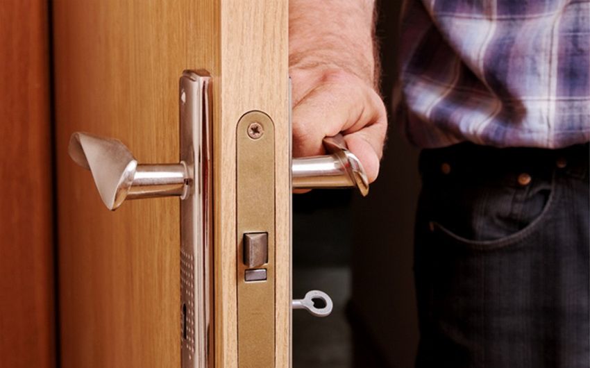 Lås til indvendige døre: hvordan man vælger en pålidelig og holdbar mekanisme
