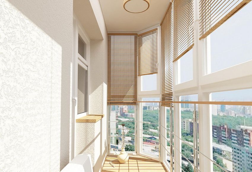 Persienner til altanen: hvordan man vælger smukke og praktiske designs til vinduer og døre