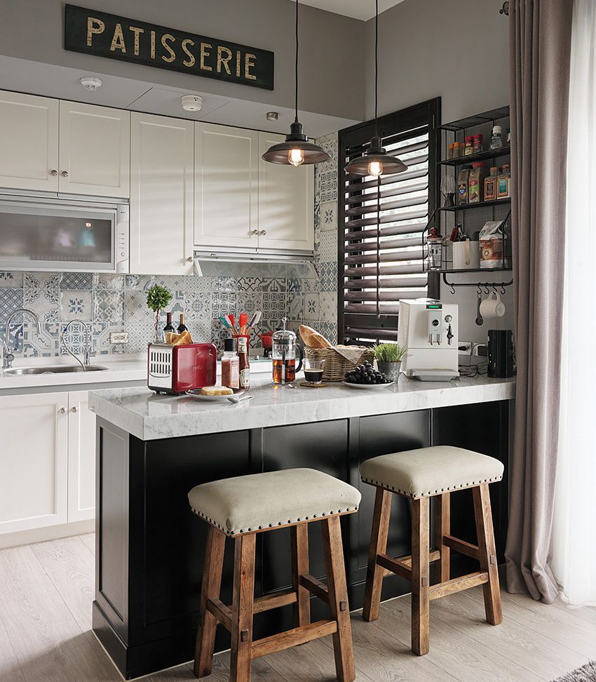 Persienner til køkkenet: Et stilfuldt element af indretning i et moderne interiør.