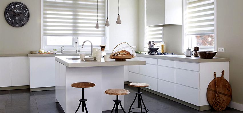 Persienner til køkkenet: Et stilfuldt element af indretning i et moderne interiør.
